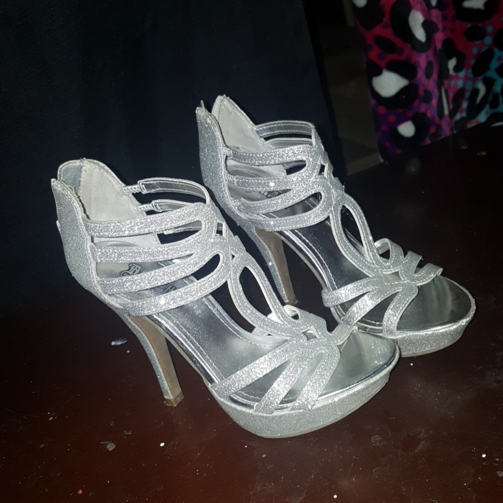 Silver picture perfect heels